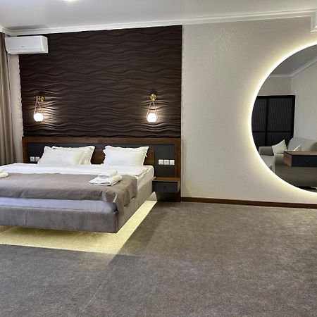 Grand Way Hotel Taras Exterior foto