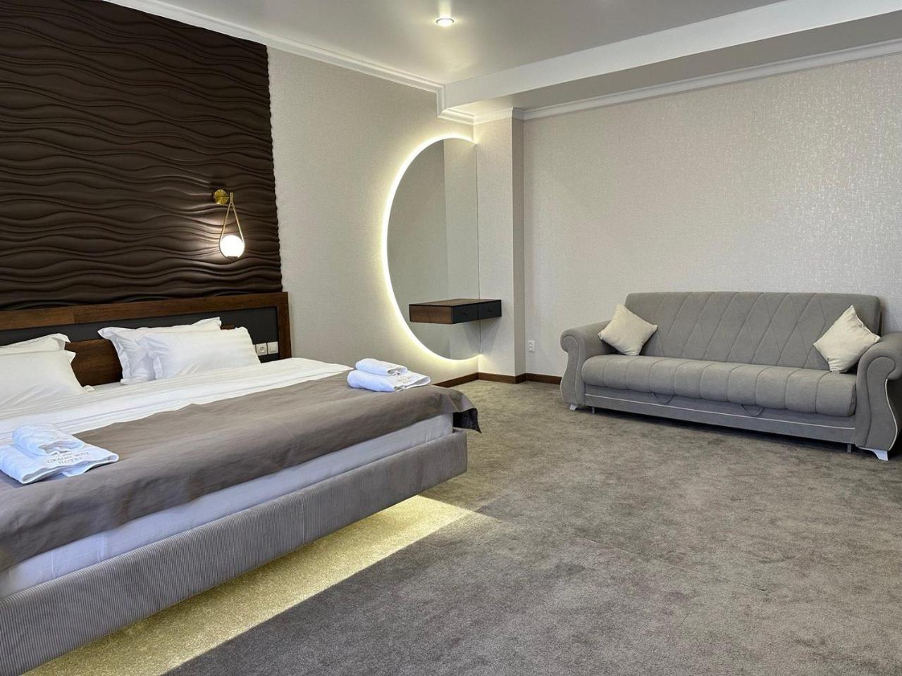 Grand Way Hotel Taras Exterior foto